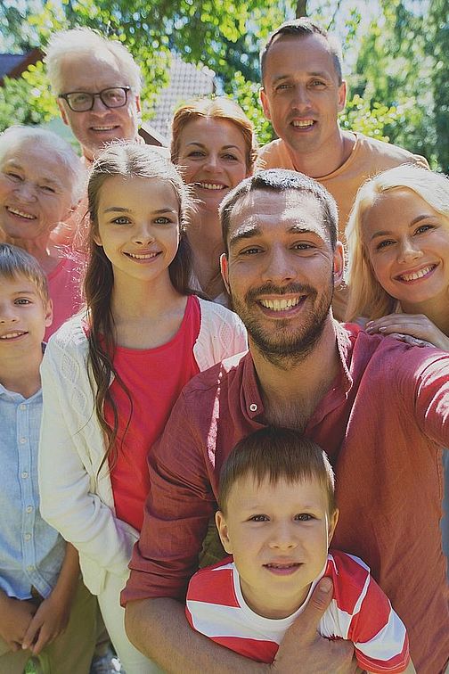 Familie mit allen Generationen (Gro?eltern, Eltern und Kinder) in einer Gruppe