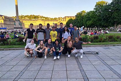 Gruppenfoto von internationale ϻϷ_ϻϷ@den am Schlossplatz in Stuttgart
