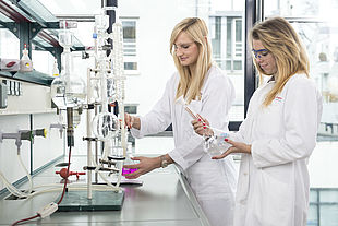 Zwei Studentinnen im Labor der Fakult?t Angewandte Naturwissenschaften, Energie- und Geb?udetechnik 