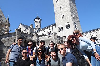 Internationale ϻϷ_ϻϷ@de vor dem Schloss Neuschwanstein